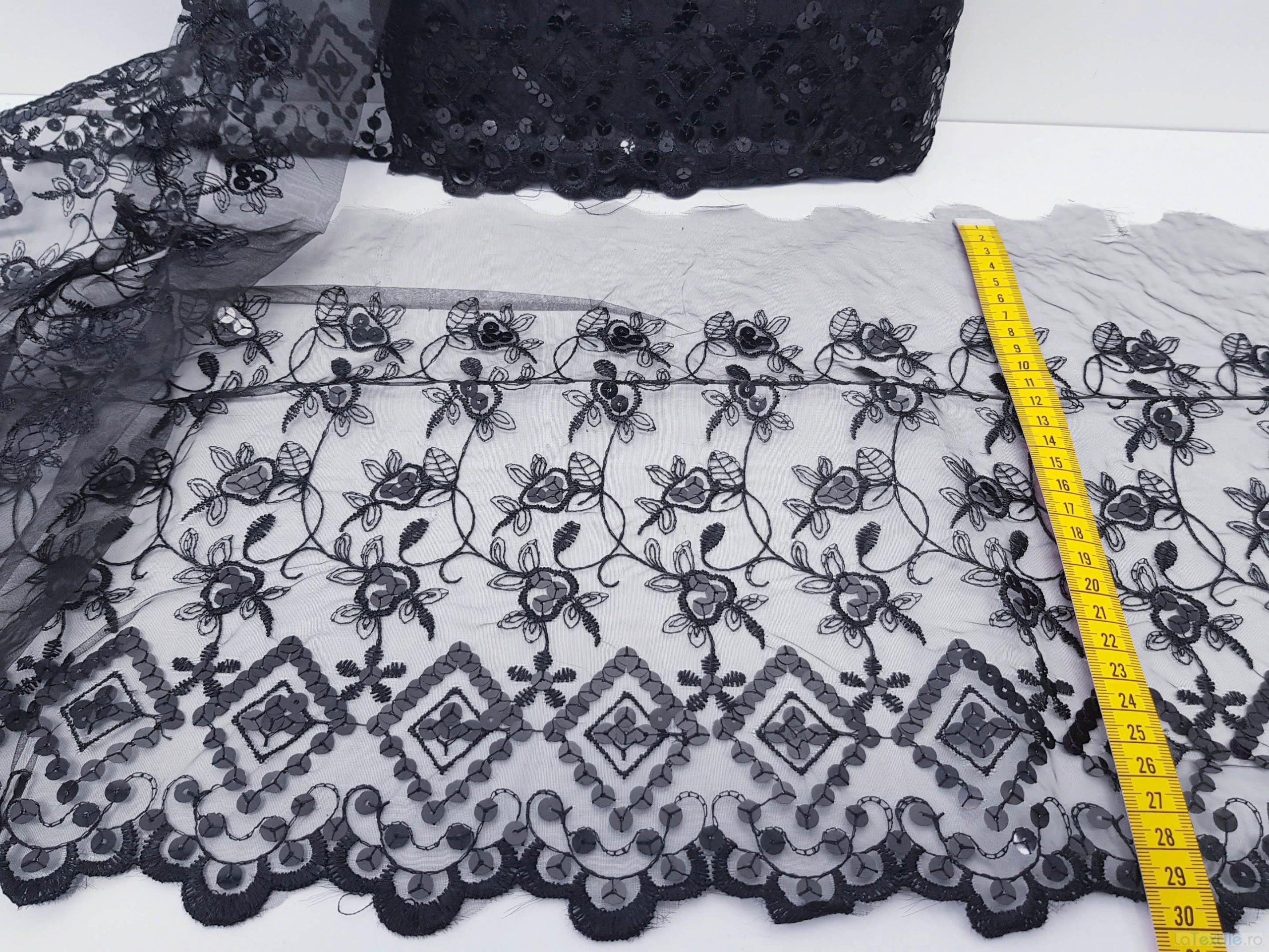 Dantela neagra pe suport de tul cu aplicatii paiete negre