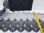 Dantela neagra pe suport de tul cu aplicatii paiete negre