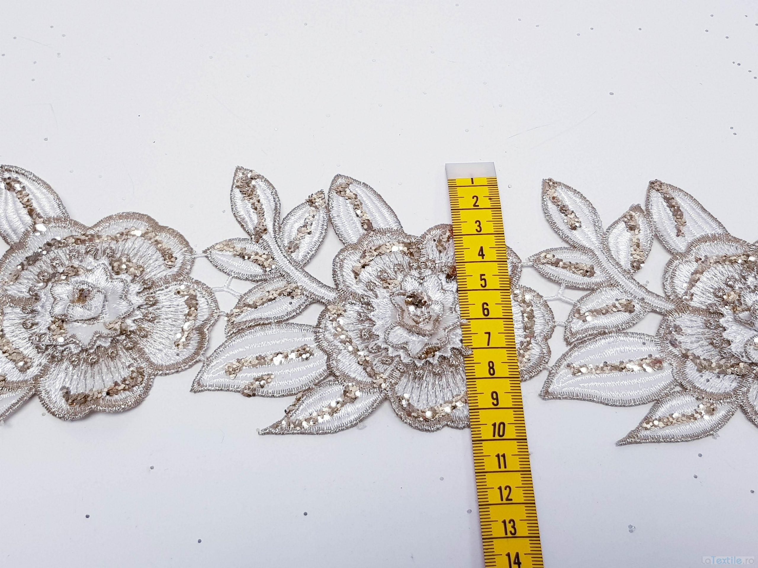 Dantela alba model floral 3d si aplicatii micropaiete