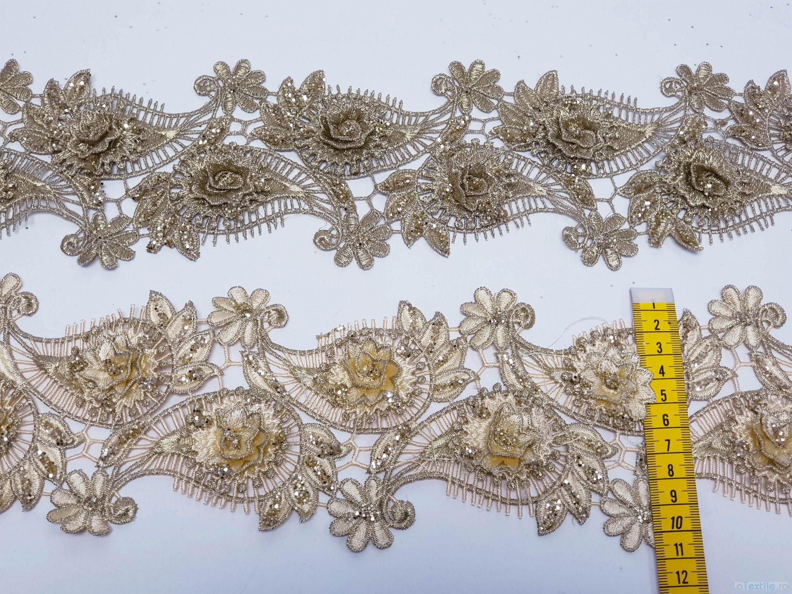 Dantela bej si aurie model floral 3d si frunze cu aplicatii micropaiete