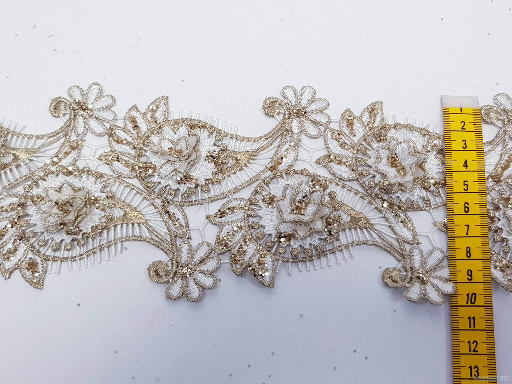 Dantela alba model floral 3d si frunze cu aplicatii micropaiete