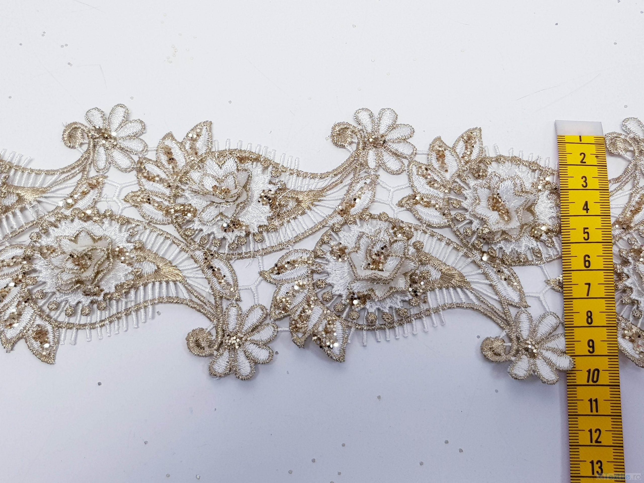 Dantela alba model floral 3d si frunze cu aplicatii micropaiete