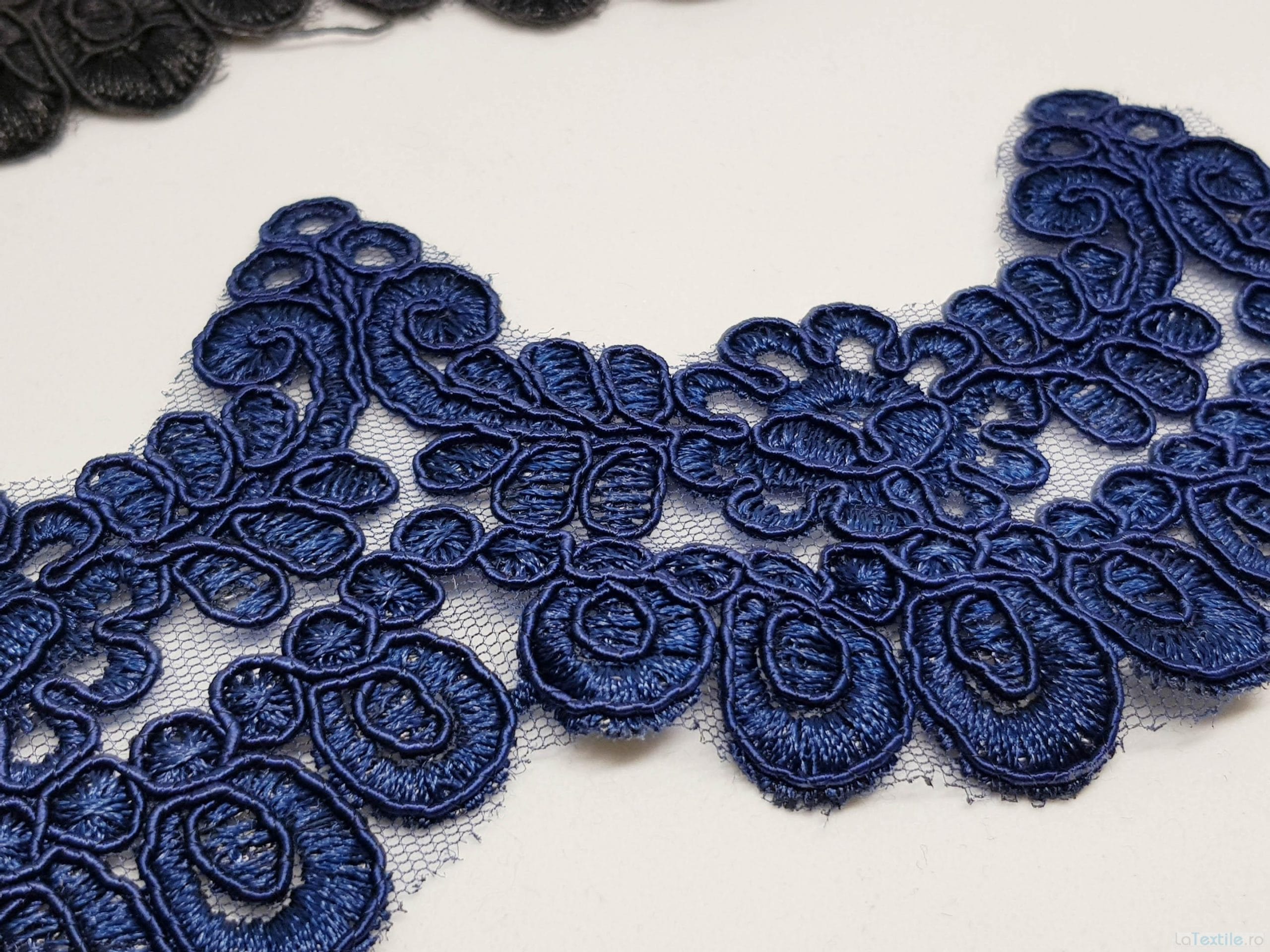 Dantela neagra si bleumarin
