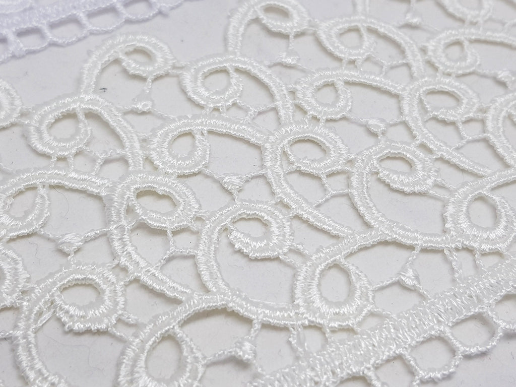 Broderie alba si crem din fir de matase