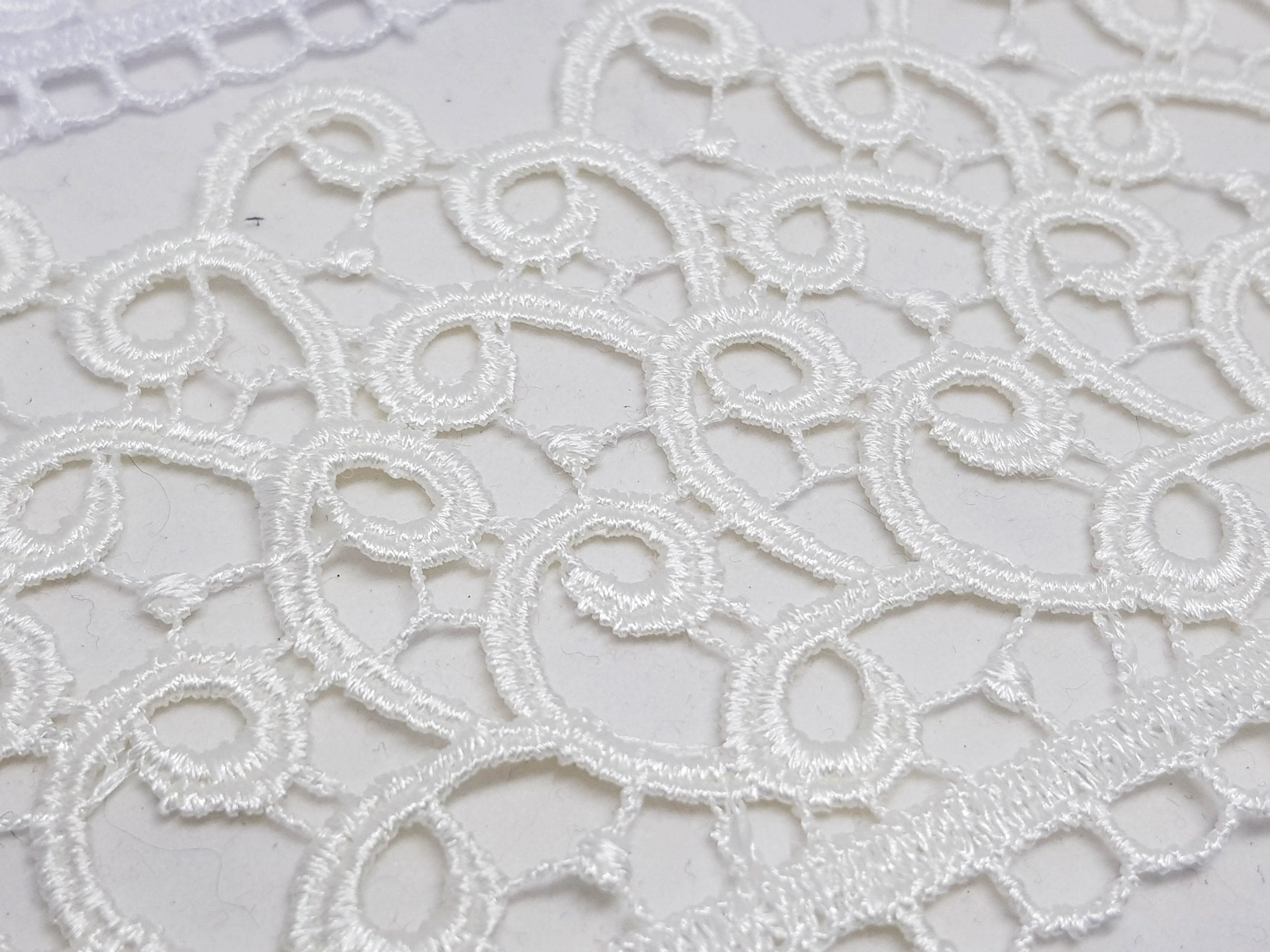 Broderie alba si crem din fir de matase
