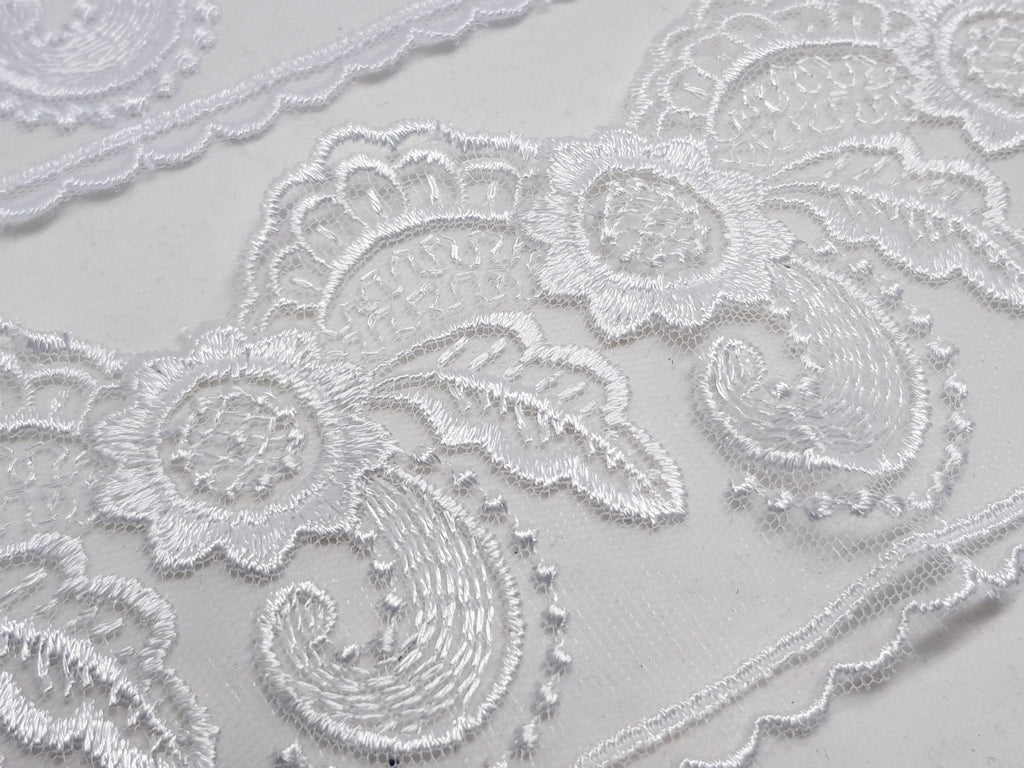 Broderie alba si crem pe suport de tul