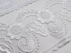 Broderie alba si crem pe suport de tul