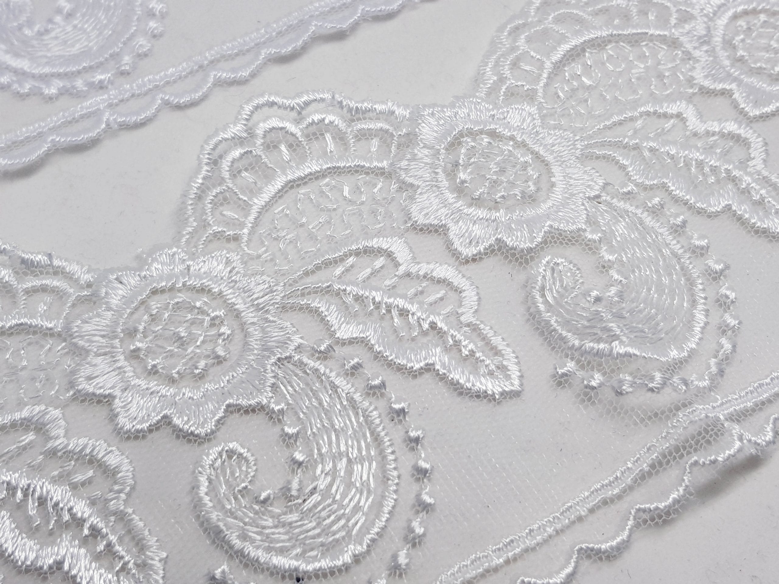 Broderie alba si crem pe suport de tul