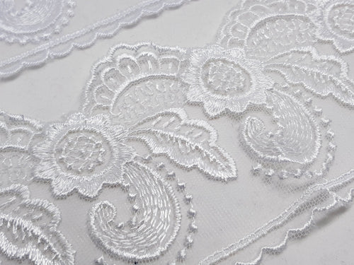 Broderie alba si crem pe suport de tul