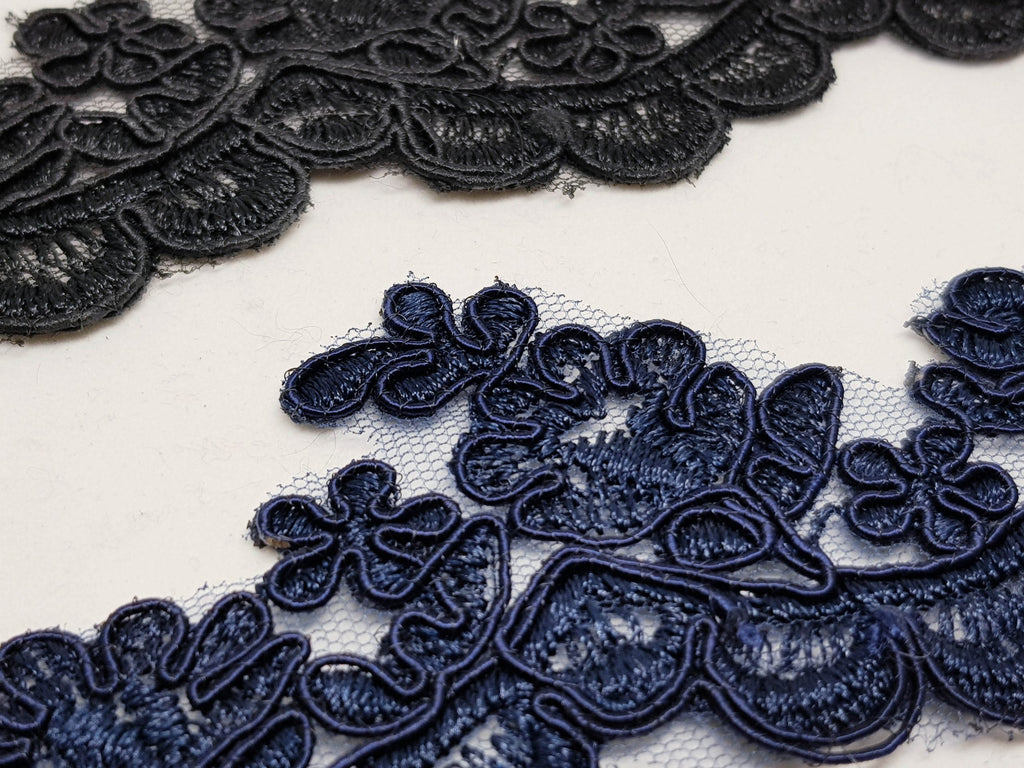 Broderie negru si bleumarin pe suport de tul