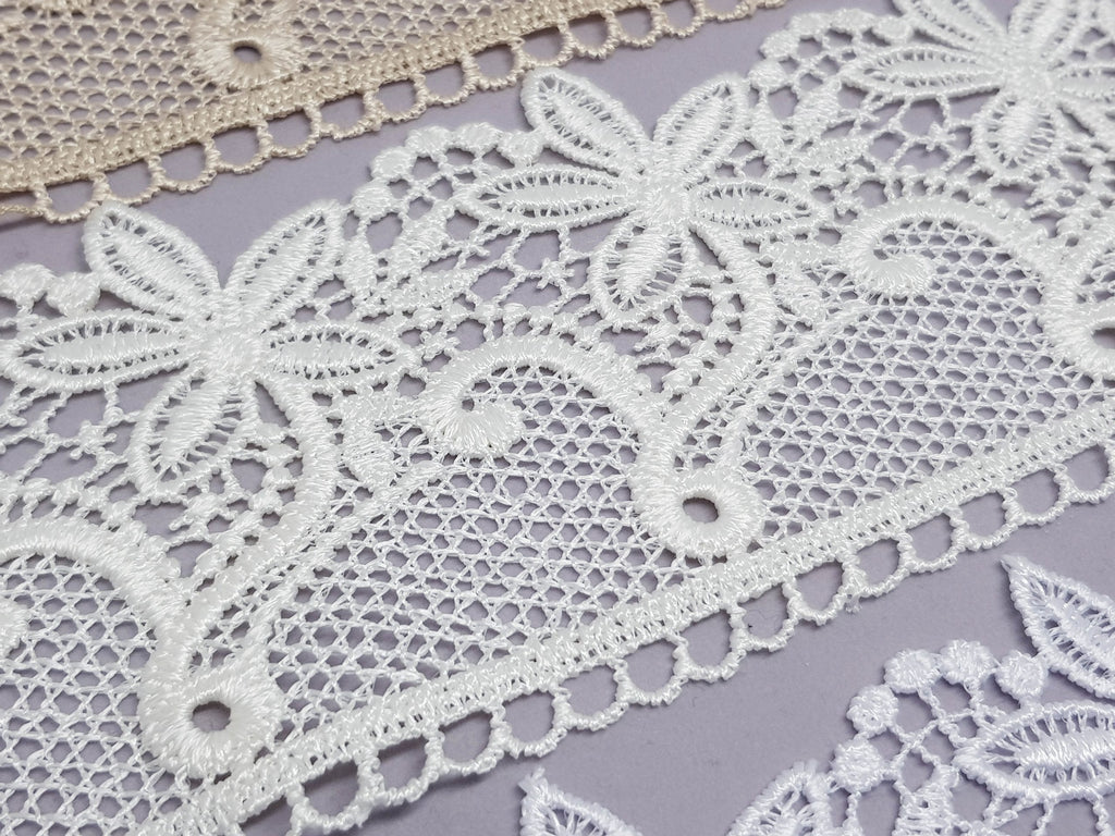 Broderie alba, crem si bej model floral din fir de matase
