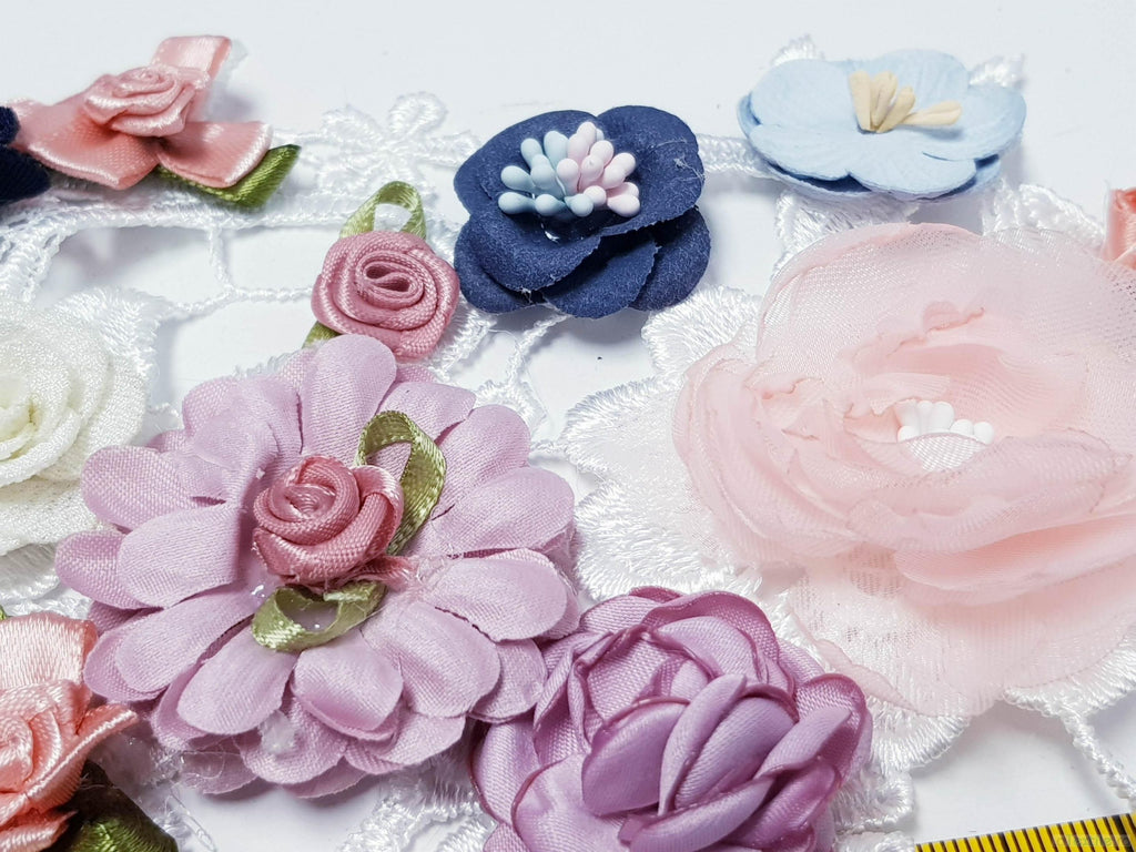Aplicatie dantela alba cu flori 3d multicolore