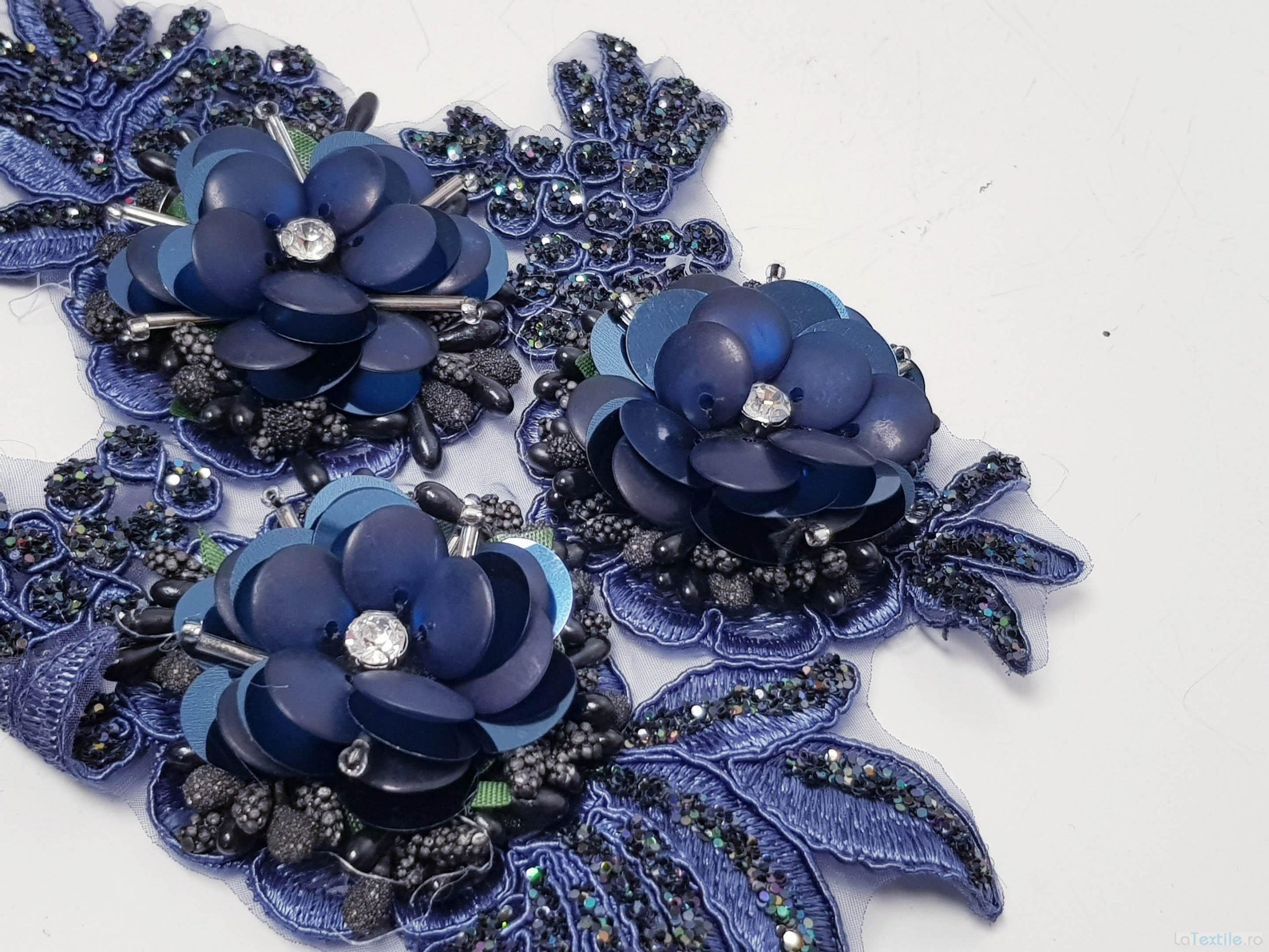 Aplicatie dantela neagra si bleumarin cu flori 3d plastic