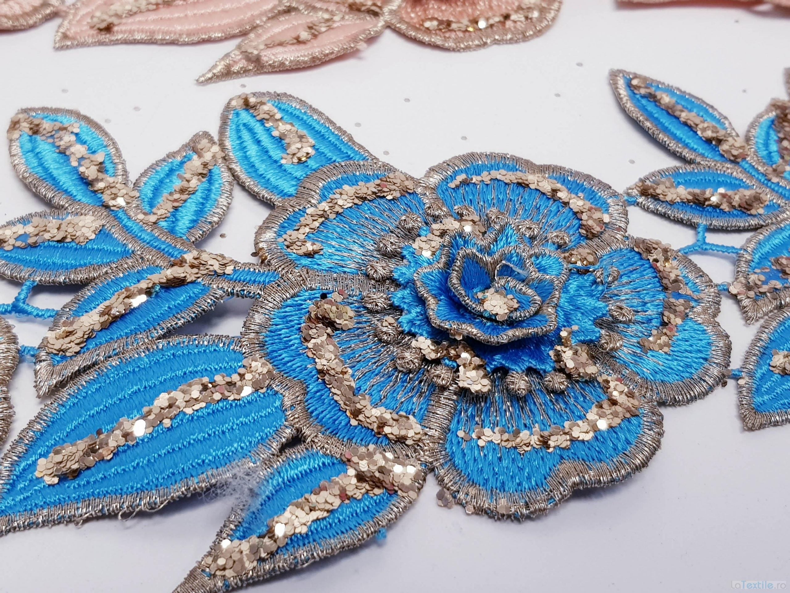 Dantela albastra si piersicie model floral 3d si aplicatii micropaiete