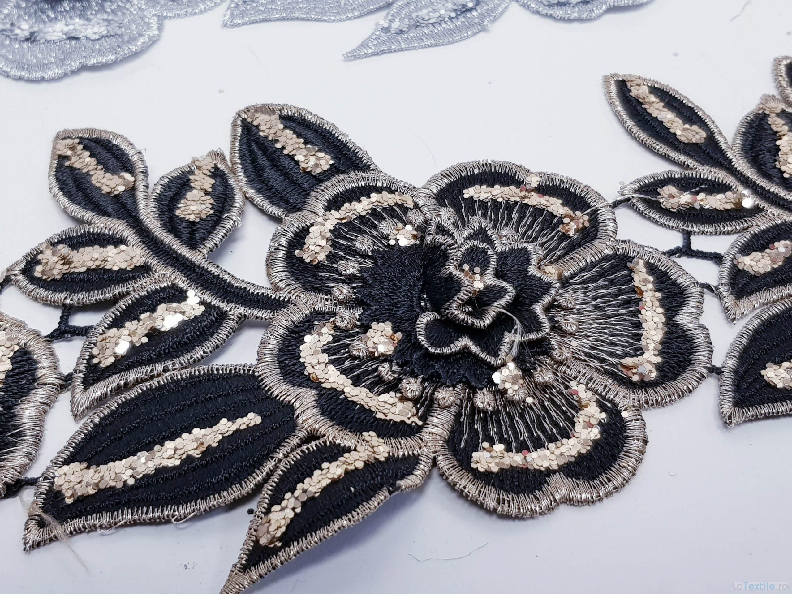 Dantela neagra si argintie model floral 3d si aplicatii micropaiete