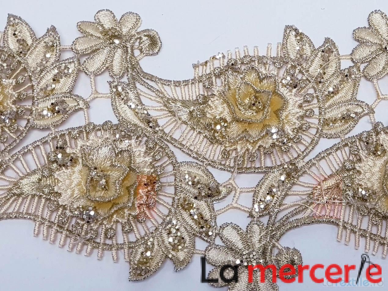 Dantela bej si aurie model floral 3d si frunze cu aplicatii micropaiete