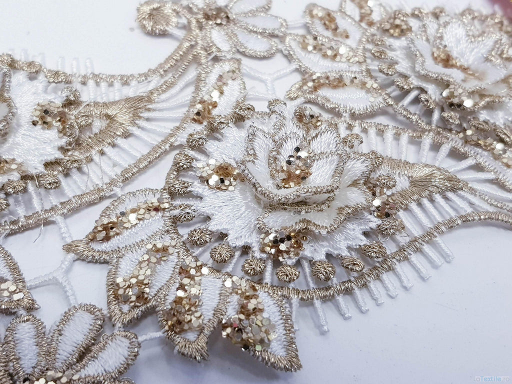 Dantela alba model floral 3d si frunze cu aplicatii micropaiete