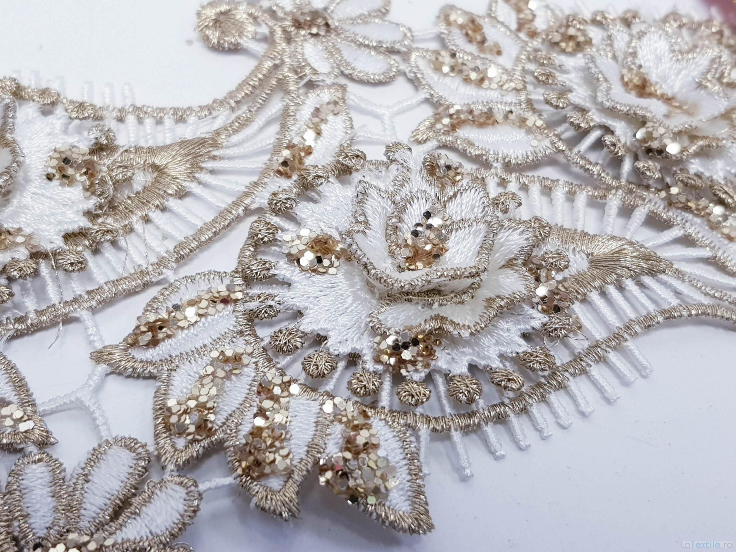 Dantela alba model floral 3d si frunze cu aplicatii micropaiete