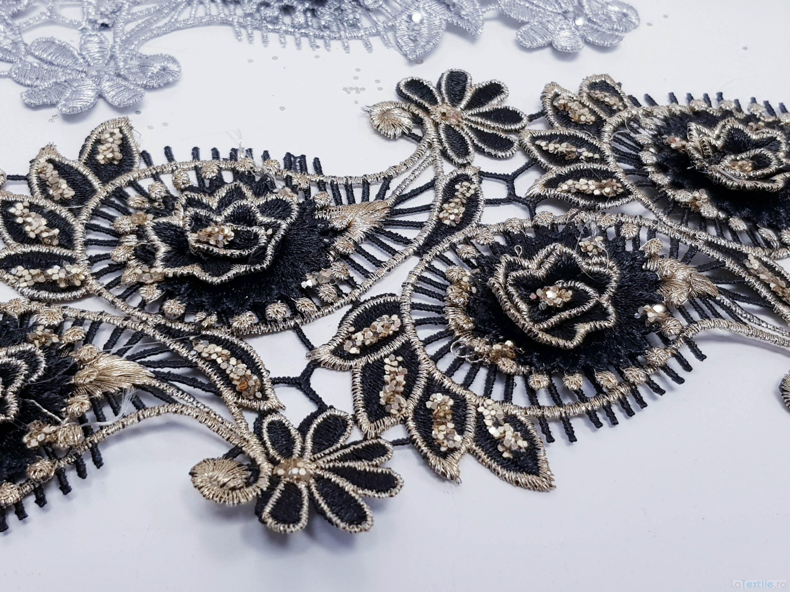 Dantela neagra si aurie model floral 3d si frunze cu aplicatii micropaiete