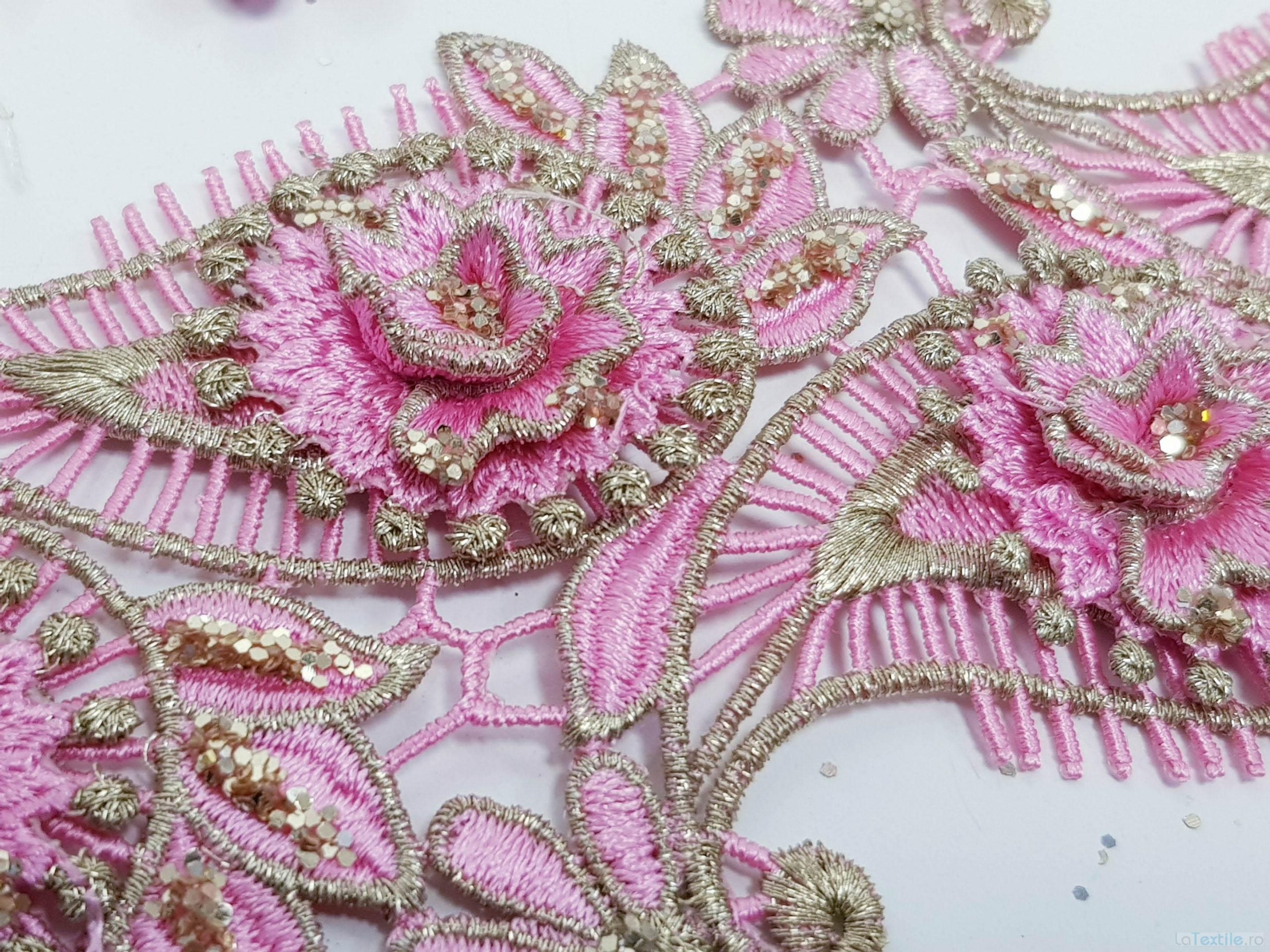Dantela roz si ciclamen model floral 3d si frunze cu aplicatii micropaiete