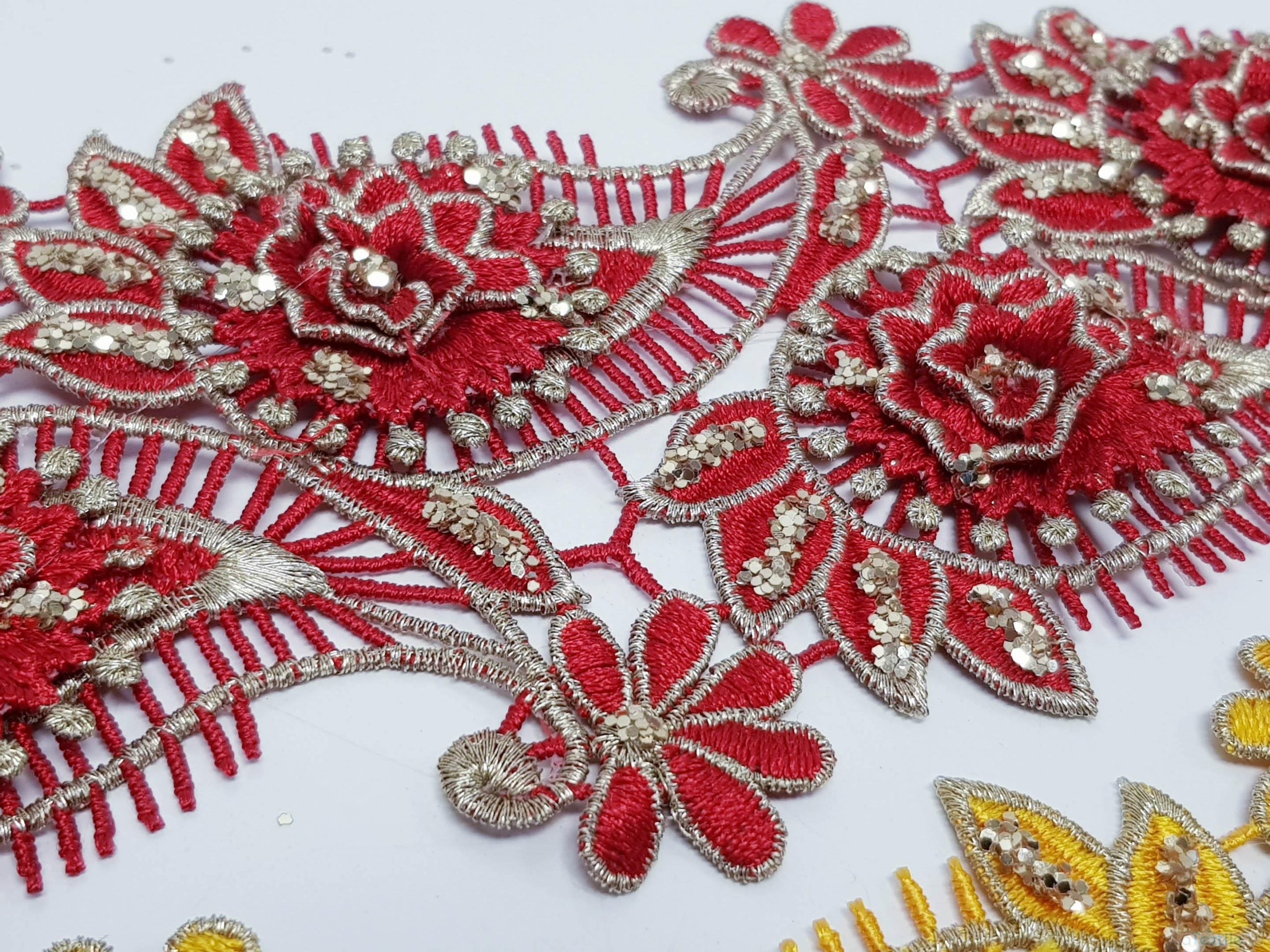 Dantela galben si rosu model floral 3d si frunze cu aplicatii micropaiete